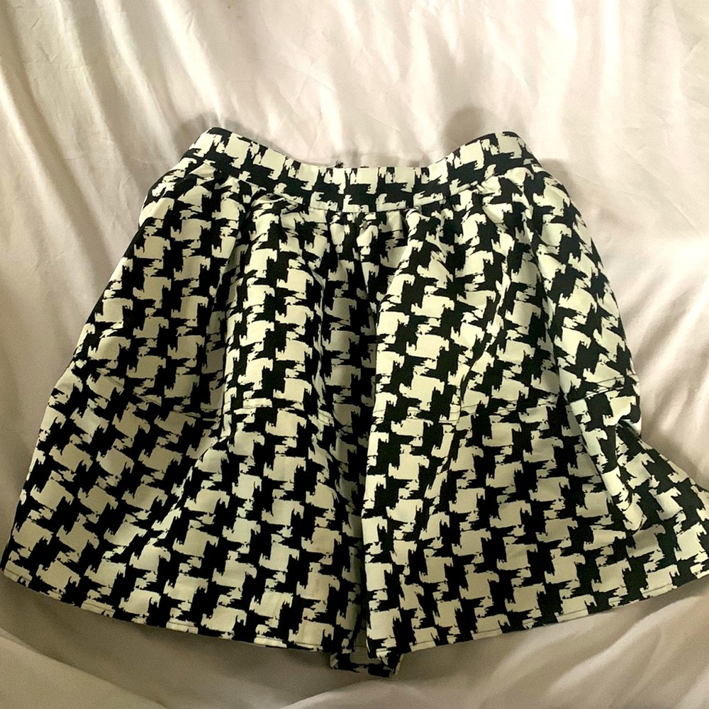 SALE! Express back and white skirt perfect for any occasion. Ready to wear